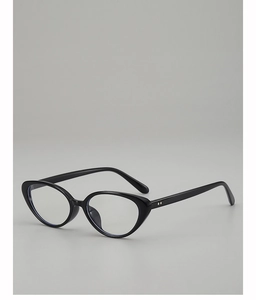 Dettaglio montatura cat-eye vintage nera con rivetti argentati e lenti trasparenti
