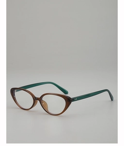 Dettaglio montatura cat-eye retrò con design bicolore tartaruga marrone e verde scuro