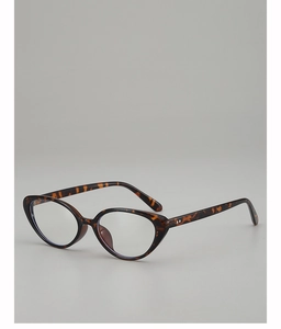 Dettaglio occhiali cat-eye tartarugati con rivetti in argento e lenti anti-luce blu