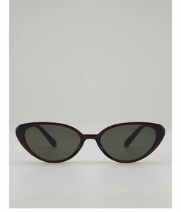 Dettaglio occhiali da sole retrò cat-eye con elegante montatura rosso vino
