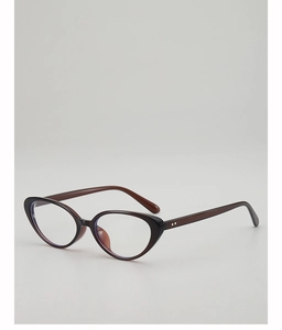Dettaglio occhiali cat-eye vintage con rivetti in metallo e finitura tartarugata scura