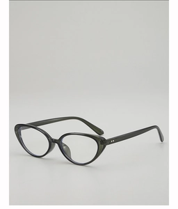 Dettaglio della montatura cat-eye verde scuro traslucido con rivetti argentati