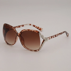Women Oversized Square Sunglasses Fashion Gradient Lenses UV400 Protection Metal Flower Detail Retro Chic Travel Eyewear