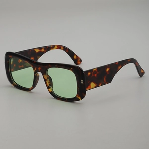 Fashionable square tortoiseshell sunglasses with green lenses for men and women