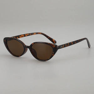 Occhiali da sole cat-eye retrò in tartaruga con lenti marroni, scatto in studio a 45 gradi