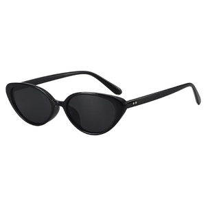 Occhiali da sole cat-eye vintage in nero lucido con dettagli rivetti argento su sfondo bianco