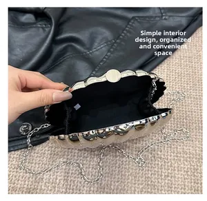 Borsa a conchiglia argento metallizzato con scomparto interno e tracolla a catena