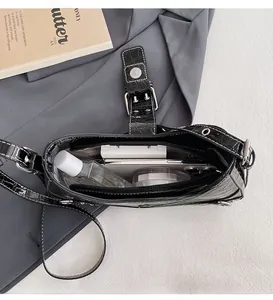 Vue de dessus de l'intérieur du sac crocodile noir montrant sa grande capacité de rangement