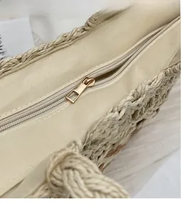 Vue macro détaillée de la fermeture éclair sur un sac à main tissé beige élégant