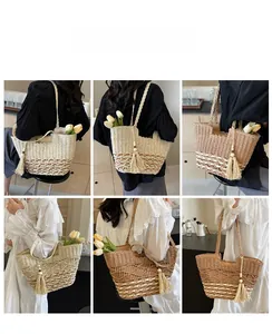 Vues détaillées de sacs cabas en paille tressée avec pompons et bandoulières variés