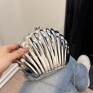 Borsa a tracolla argento a forma di conchiglia con finitura a specchio e catena sottile