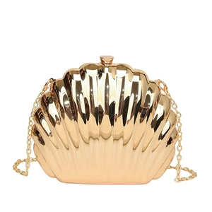 Elegante borsa da sera dorata a forma di conchiglia con trama metallica e catena