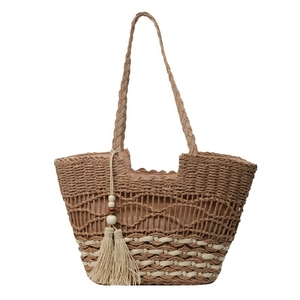 Sac cabas tissé chic avec motif en treillis et glands décoratifs en perles de bois