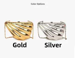 Nahaufnahme schalenförmiger Abendkupplungen in Gold und Silber mit eleganten Kettenriemen