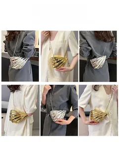 Detailansicht der Acryl-Muscheltasche zeigt verschiedene Tragemöglichkeiten in Gold und Silber