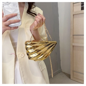 Goldene Abendtasche in Muschelform mit strukturierter Metalloberfläche und Kette