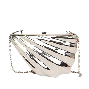 Silberne Abendtasche in Muschelform mit metallischem Hochglanz-Finish und Kette