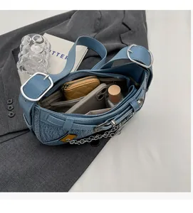 Innenansicht der Denim-Handtasche mit Platz für Handy, Parfüm und Geldbörse