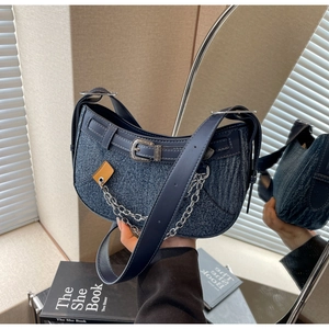Vintage Y2K Denim Halbmond Handtasche mit Silberkette und Leder-Schnallenbesatz