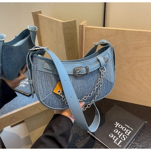 Patchwork-Tasche aus blauem Denim und Leder mit silberner Kette und gelbem Etikett