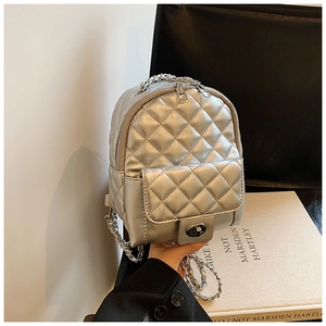 Dettaglio mini borsa trapuntata argento con tracolla a catena e tasca con chiusura a scatto