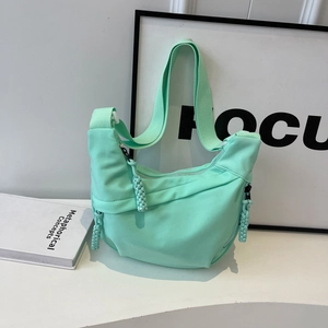 Sac bandoulière croissant vert menthe minimaliste avec fermeture éclair tressée chic