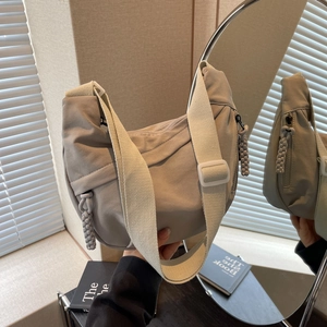 Sac à bandoulière demi-lune gris minimaliste avec large sangle tissée en nylon durable