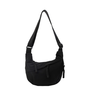 Sac bandoulière demi-lune en nylon noir minimaliste avec bandoulière réglable et plis