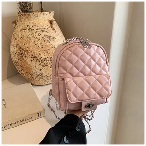 Dettaglio mini zaino trapuntato rosa con tracolla a catena e tasca con chiusura a scatto