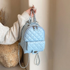 Mini zaino celeste trapuntato con tracolla a catena argento e chiusura in metallo