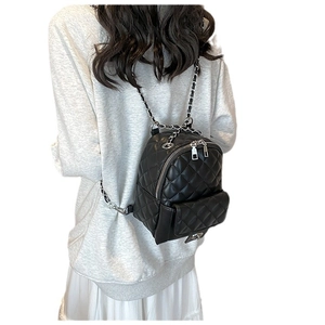 Zaino chic in pelle trapuntata nera da donna con spalline a catena argento e tasche pratiche