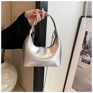 Dettaglio borsa hobo argento effetto specchio con tracolla a catena rimovibile