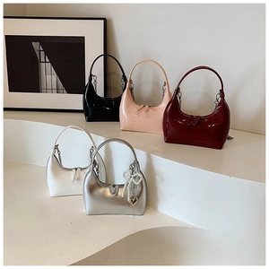 Borsa Hobo da Donna in Pelle Verniciata Lucida Borsa Sottobraccio a Mezzaluna Con Ciondolo a Cuore di Künstliche Perle Tracolla a Catena