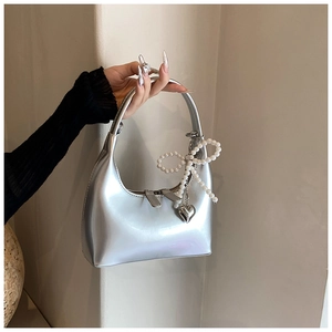 Borsa a mezzaluna argento metallizzato con fiocco di perle e cuore