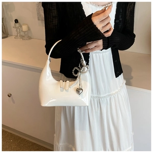 Borsa a mezzaluna in vernice bianca con fiocco di perle e ciondolo a cuore