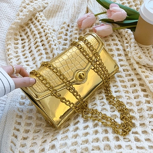 Elegante borsa a catena dorata motivo coccodrillo con chiusura in metallo su maglia