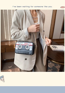 Détail du sac bandoulière vintage en forme de cassette avec chaîne dorée sur mannequin