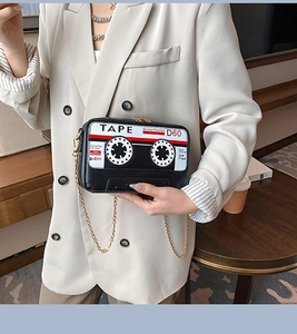 Détail du sac bandoulière créatif motif cassette vintage avec chaîne dorée