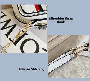 Vue détaillée du sac en cuir blanc avec crochets dorés et surpiqûres précises