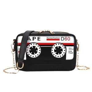 Sac bandoulière rétro en similicuir en forme de cassette avec chaîne sur fond blanc