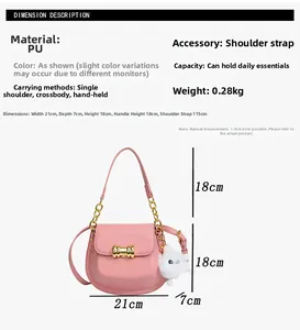 Borsa a sella rosa in pelle PU con manico a catena dorata e ciondolo a pompon bianco