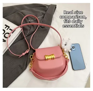 Mini borsa a tracolla rosa che mostra lo spazio interno per smartphone e oggetti