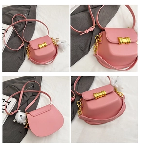 Borsa a catena semicerchio rosa con finiture dorate e ciondolo in peluche in quattro viste
