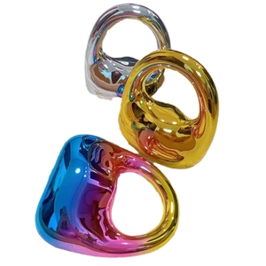 Abstrakte flüssige Ringe in Gold, Silber und irisierendem Farbverlauf, hochglanzpoliert