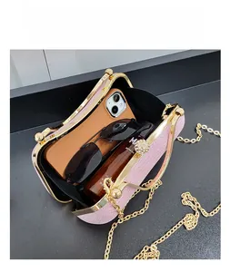 Vue intérieure de la pochette de soirée rose pailletée avec espace de rangement