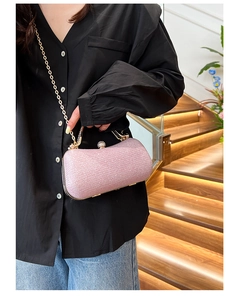 Pochette de soirée rose pailletée avec chaîne dorée et fermoir cristal élégant