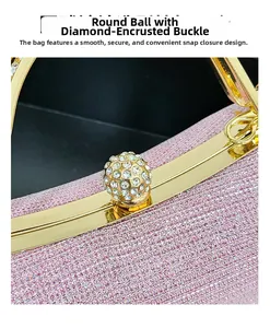 Gros plan d'une pochette de soirée rose pailletée avec fermoir en strass et bord doré