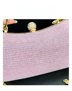 Détail de la pochette de soirée à paillettes roses avec cadre doré et fermoir cristal
