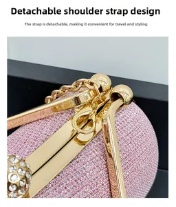 Détail de pochette de soirée rose pailletée avec fermoir strass et chaîne dorée amovible