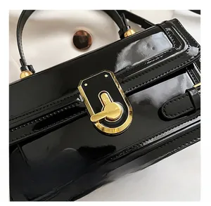 Gros plan du sac en cuir verni avec fermoir doré élégant et détails de boucle de luxe